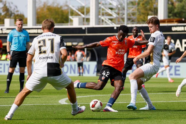 In the photo, from left: Filimon Gerezgiher (SV 07 Elversberg, 27), Mamadou Kone (FC Lorient, 42) with the ball, and Florian Le Joncour (SV 07 Elversberg, 3) on August 15, 2026, 1. Bundesliga, Friendly Match, SV 07 Elversberg vs. FC Lorient, Germany, Spiesen Elversberg, URSAPHARM Arena, DFL regulations prohibit any use of photographs as image sequences and or quasi-video Copyright: HMBxMedia xJulienxBecker
