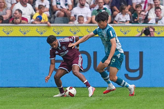 August 15, 2026, xydrx, Men s, Soccer, Season opener, Borussia Mönchengladbach vs. Aston Villa, 2026–2027 season, at Borussia Park, Ian Maatsen, Aston Villa, No. 22 in a tackle against Shuto Machino, Borussia Mönchengladbach, No. 18. DFB regulations prohibit any use of photographs as image sequences and or quasi-video. Copyright: HMBxMedia YannisxDreimann