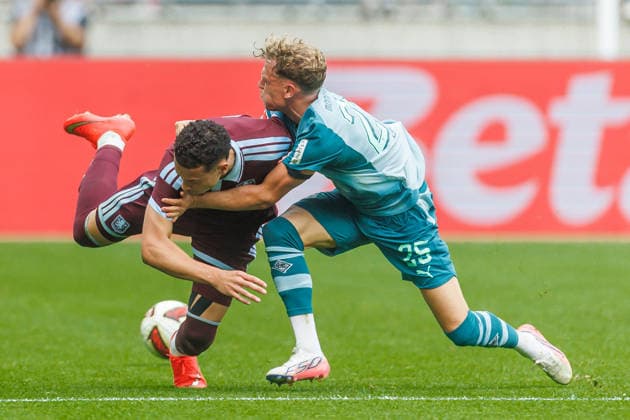 Alysson Edward of Aston Villa and Robin Hack of Borussia Mönchengladbach battle for the ball during the preseason friendly match between Borussia Mönchengladbach and Aston Villa at ista Borussia Park on August 15, 2026, in Mönchengladbach, Germany. Photo by Mario Hommes, DeFodi Images