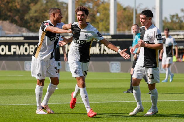Pictured: Celebrations after the goal that made it 2–1, from left: Jan Gyamerah (SV 07 Elversberg, 30), goal scorer Noah Darvich (SV 07 Elversberg, 10), and Felix Keidel (SV 07 Elversberg, 43 15 08 2026, 1st Bundesliga, Friendly Match, SV 07 Elversberg vs. FC Lorient, Germany, Spiesen Elversberg, URSAPHARM Arena, DFL REGULATIONS PROHIBIT ANY USE OF PHOTOGRAPHS AS IMAGE SEQUENCES AND OR QUASI-VIDEO Copyright: HMBxMedia xJulienxBecker