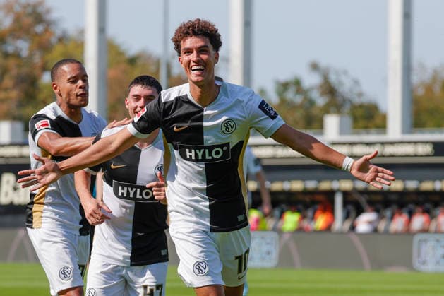 Pictured: Celebrations after the goal that made it 2–1, from left: Jan Gyamerah (SV 07 Elversberg, 30), Felix Keidel (SV 07 Elversberg, 43), and goal scorer Noah Darvich (SV 07 Elversberg, 10), August 15, 2026, 1. Bundesliga, Friendly Match, SV 07 Elversberg vs. FC Lorient, Germany, Spiesen Elversberg, URSAPHARM Arena. DFL regulations prohibit any use of photographs as image sequences and or quasi-video. Copyright: HMBxMedia xJulienxBecker