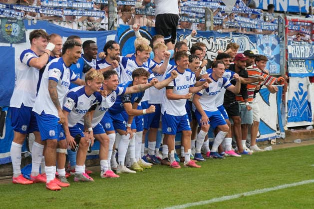 August 15, 2026, Hänsch Arena, Meppen, GER, 3rd Division, Matchday 2: SV Meppen vs. SG Sonnenhof Großaspach; the team is celebrating a victory, Team photo, DFL REGULATIONS PROHIBIT ANY USE OF PHOTOGRAPHS AS IMAGE SEQUENCES AND OR QUASI-VIDEO. Meppen, Lower Saxony, Hänsch Arena