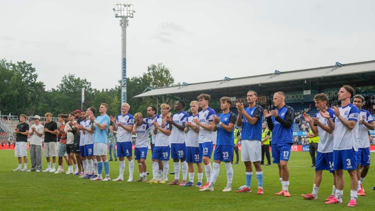 August 15, 2026, Hänsch Arena, Meppen, GER, 3rd Division, Matchday 2: SV Meppen vs. SG Sonnenhof Großaspach, Meppen players applauding the fans. DFL REGULATIONS PROHIBIT ANY USE OF PHOTOGRAPHS AS IMAGE SEQUENCES AND OR QUASI-VIDEO. Meppen, Lower Saxony, Hänsch Arena