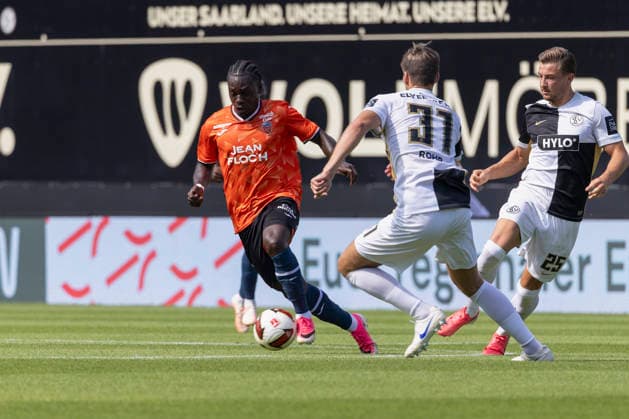 Pictured from left: Jean Victor Makengo (FC Lorient, 17) with the ball against Maximilian Rohr (SV 07 Elversberg, 31) and Lukas Petkov (SV 07 Elversberg, 25), August 15, 2026, 1st Bundesliga, Friendly Match, SV 07 Elversberg vs. FC Lorient, Germany, Spiesen Elversberg, URSAPHARM Arena, DFL REGULATIONS PROHIBIT ANY USE OF PHOTOGRAPHS AS IMAGE SEQUENCES AND OR QUASI-VIDEO Copyright: HMBxMedia xJulienxBecker