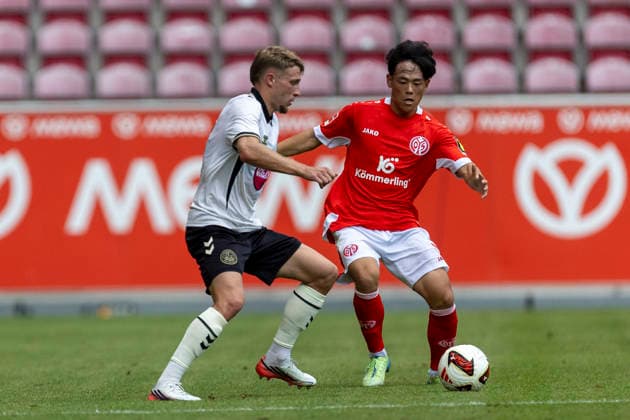 GER, Mainz, Soccer, Friendly Match, FSV Mainz 05 vs. AFC Bournemouth (pictured, from left): Adrien Truffert (AFC Bournemouth 03), Taiyu Yamasaki (FSV Mainz 05 36), Tackle, August 15, 2026, MEWA Arena, Mainz. DFL and DFB regulations prohibit any use of photographs as image sequences and or quasi-video, Copyright: HMBxMedia PaulxFritz