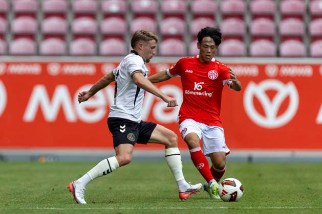 GER, Mainz, Soccer, Friendly Match, FSV Mainz 05 vs. AFC Bournemouth (pictured, from left): Adrien Truffert (AFC Bournemouth 03), Taiyu Yamasaki (FSV Mainz 05 36), Tackle, August 15, 2026, MEWA Arena, Mainz. DFL and DFB regulations prohibit any use of photographs as image sequences and or quasi-video, Copyright: HMBxMedia PaulxFritz