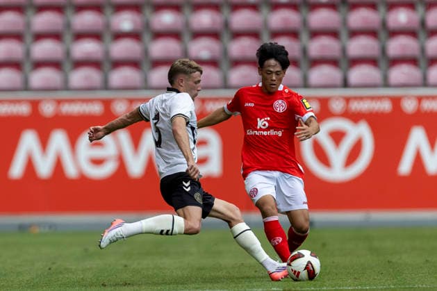 GER, Mainz, Soccer, Friendly Match, FSV Mainz 05 vs. AFC Bournemouth (pictured, from left): Adrien Truffert (AFC Bournemouth 03), Taiyu Yamasaki (FSV Mainz 05 36), Tackle, August 15, 2026, MEWA Arena, Mainz. DFL and DFB regulations prohibit any use of photographs as image sequences and or quasi-video, Copyright: HMBxMedia PaulxFritz
