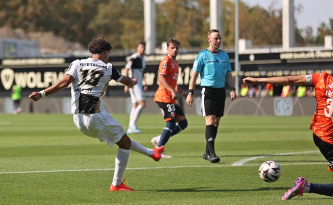 August 15, 2026, Soccer, Men s, Friendly, 2026–2027 Season, SV 07 Elversberg vs. FC Lorient, Noah Darvich: SV 07 Elversberg pulls away and scores the goal to make it 2–1 at the Elversberg Ursapharm Arena on Kaiserlinde Street, Saarland, Germany (DEU) Copyright: xFabianxKleerx