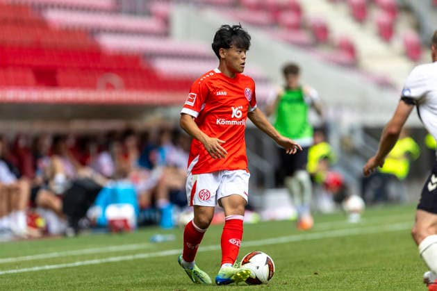 GER, Mainz, Soccer, Friendly Match, FSV Mainz 05 vs. AFC Bournemouth (pictured, from left): Taiyu Yamasaki, FSV Mainz 05 36, in action with the ball, August 15, 2026, MEWA Arena, Mainz; DFL and DFB regulations prohibit any use of photographs as image sequences and or quasi-video, Copyright: HMBxMedia PaulxFritz