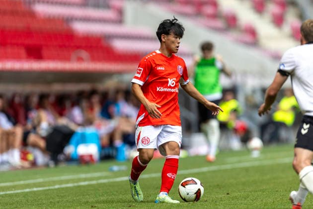 GER, Mainz, Soccer, Friendly Match, FSV Mainz 05 vs. AFC Bournemouth (pictured, from left): Taiyu Yamasaki, FSV Mainz 05 36, in action with the ball, August 15, 2026, MEWA Arena, Mainz; DFL and DFB regulations prohibit any use of photographs as image sequences and or quasi-video, Copyright: HMBxMedia PaulxFritz