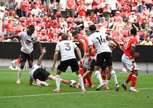 August 15, 2026, xsltx, soccer friendly match, FSV Mainz 05 vs. AFC Bournemouth – Full crowd in Bournemouth’s penalty area. DFL and DFB regulations prohibit any use of photographs as image sequences and or quasi-video.