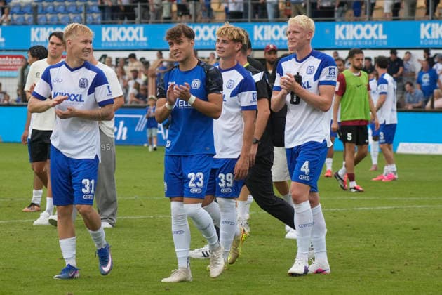 August 15, 2026, Hänsch Arena, Meppen, GER, 3rd Division, Matchday 2: SV Meppen vs. SG Sonnenhof Großaspach, Applause for the SVM fans, from left: Luca Prasse (SV Meppen 31), Niclas Wessels, SV Meppen 23, Florian Bähr, SV Meppen 39, and SV Meppen 4. DFL regulations prohibit any use of photographs as image sequences and or quasi-video. Meppen, Lower Saxony, Hänsch Arena