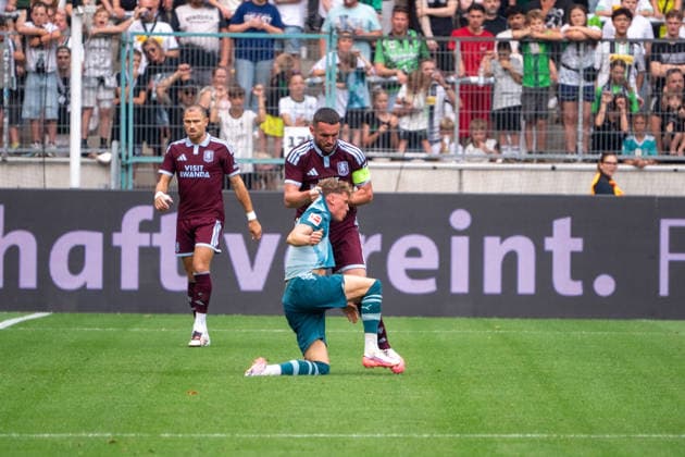 Germany Friendly Match, 2026-2027 Season, Mönchengladbach vs. Aston Villa, Borussia Park Stadium, Mönchengladbach. John McGinn (Aston Villa), No. 7, fouled by Robin Hack (Borussia Mönchengladbach), No. 24. Frustration, emotions, gestures, gesture, gesticulating, Mönchengladbach, Borussia Park Stadium, Germany Copyright: xOrhanxHabashx
