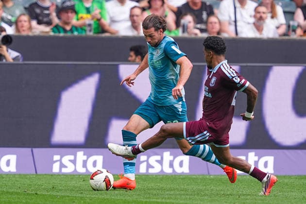 August 15, 2026, xydrx, Men s, Soccer, Season opener, Borussia Mönchengladbach vs. Aston Villa, 2026–2027 season, ista, Borussia Park, Joe Scally, Borussia Mönchengladbach, 29, in a tackle against Ian Maatsen, Aston Villa, 22. DFB regulations prohibit any use of photographs as image sequences and or quasi-video. Copyright: HMBxMedia YannisxDreimann