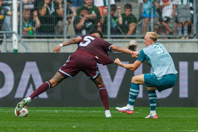 Tyrone Mings of Aston Villa and Isac Lidberg of Borussia Mönchengladbach battle for the ball during the preseason friendly match between Borussia Mönchengladbach and Aston Villa at ista Borussia Park on August 15, 2026, in Mönchengladbach, Germany. Photo by Mario Hommes, DeFodi Images