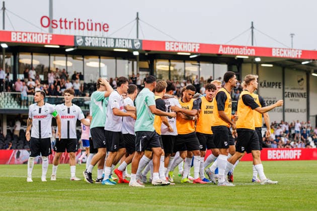 The SC Verl team celebrates Andre Leipold s goal to make it 2–0. SC Verl, 20 GER, SC Verl vs. MSV Duisburg, soccer, 3rd Division, Matchday 2, 2026–2027 season, August 15, 2026 DFL regulations prohibit any use of photographs as image sequences and or quasi-video GER, SC Verl vs. MSV Duisburg, soccer, 3rd Division, Matchday 2, 2026–2027 season, August 15, 2026, Verl Copyright: xEibner-Pressefoto JanxRollingerx EP_JSK