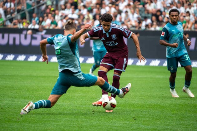 Germany Friendly Match, 2026-2027 Preseason, Mönchengladbach vs. Aston Villa, Borussia Park Stadium, Mönchengladbach, Ian Maatsen (Aston Villa, No. 22) shoots the ball toward the goal against Jan Leszczynski (Borussia Mönchengladbach, No. 5), Mönchengladbach, Borussia Park Stadium, Germany Copyright: xOrhanxHabashx
