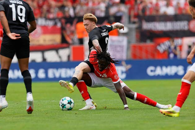 Soccer, 3rd Division, Matchday 2: Rot Weiss Essen vs. TSV Havelse on August 15, 2026, at the Hafenstraße Stadium in Essen. Leon Sommer Deiss (TSV Havelse), Franci Bouebari (Rot Weiss Essen)