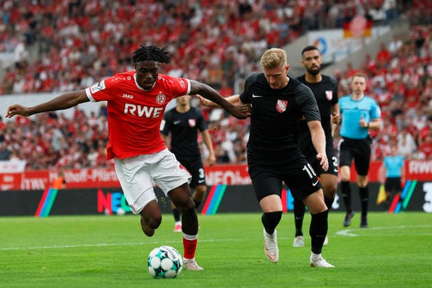 Soccer, 3rd Division, Matchday 02: Rot Weiss Essen vs. TSV Havelse on August 15, 2026, at the Hafenstraße Stadium in Essen. Dickson Abiama (Rot Weiss Essen), Kevin Schumacher (TSV Havelse)