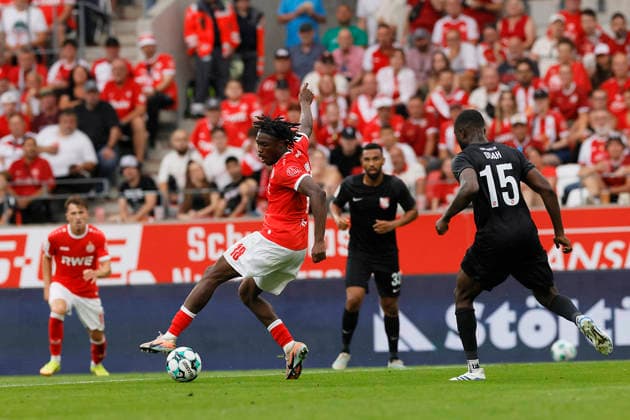 Soccer, 3rd Division, Matchday 02: Rot Weiss Essen vs. TSV Havelse on August 15, 2026, at the Hafenstraße Stadium in Essen. Dickson Abiama (Rot Weiss Essen), Dennis Duah (TSV Havelse)