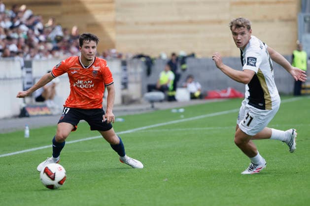 Pictured, from left: Theo Le Bris (FC Lorient), No. 11, with the ball against Lasse Guenther (SV 07 Elversberg), No. 21, August 15, 2026, 1st Bundesliga, Friendly Match, SV 07 Elversberg vs. FC Lorient, Germany, Spiesen Elversberg, URSAPHARM Arena, DFL REGULATIONS PROHIBIT ANY USE OF PHOTOGRAPHS AS IMAGE SEQUENCES AND OR QUASI-VIDEO Copyright: HMBxMedia xJulienxBecker