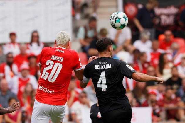 Soccer, 3rd Division, Matchday 02: Rot Weiss Essen vs. TSV Havelse on August 15, 2026, at the Hafenstraße Stadium in Essen. Marek Janssen (Rot Weiss Essen), Semi Belkahia (TSV Havelse)