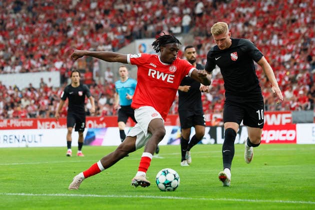 Soccer, 3rd Division, Matchday 02: Rot Weiss Essen vs. TSV Havelse on August 15, 2026, at the Hafenstraße Stadium in Essen. Dickson Abiama (Rot Weiss Essen), Kevin Schumacher (TSV Havelse)