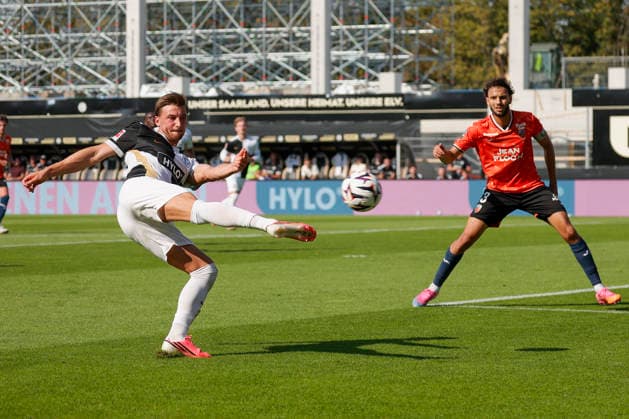 Pictured from left: Lukas Petkov (SV 07 Elversberg), 25, with the follow-up shot, and Montassar Talbi (FC Lorient), 3, on August 15, 2026, 1st Bundesliga, Friendly Match, SV 07 Elversberg vs. FC Lorient, Germany, Spiesen Elversberg, URSAPHARM Arena, DFL REGULATIONS PROHIBIT ANY USE OF PHOTOGRAPHS AS IMAGE SEQUENCES AND OR QUASI-VIDEO Copyright: HMBxMedia xJulienxBecker