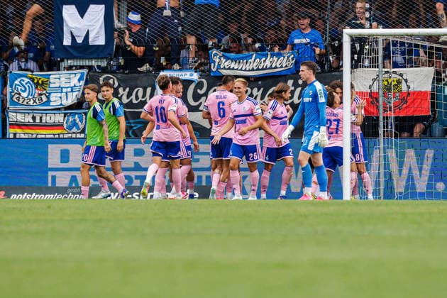 The MSV Duisburg team celebrates Lex Tyger Lobinger s goal to make it 2–3. MSV Duisburg, 09 GER, SC Verl vs. MSV Duisburg, Soccer, 3rd Division, Matchday 2, 2026–2027 Season, August 15, 2026 DFL regulations prohibit any use of photographs as image sequences and or quasi-video GER, SC Verl vs. MSV Duisburg, soccer, 3. Liga, Matchday 2, 2026–2027 season, August 15, 2026, Verl Copyright: xEibner-Pressefoto JanxRollingerx EP_JSK