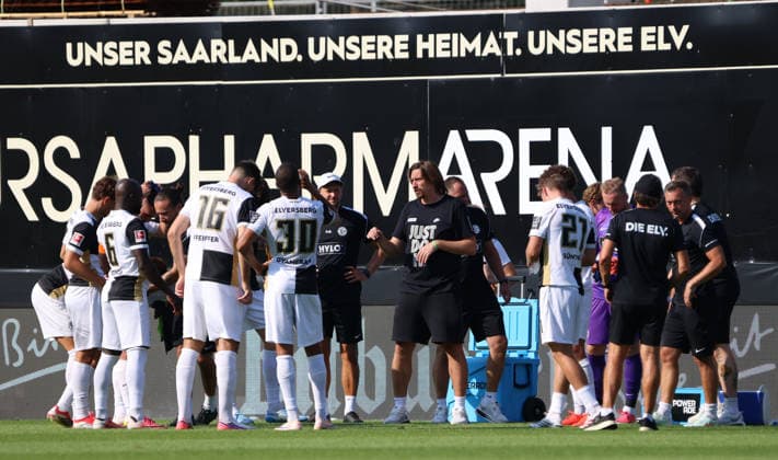 August 15, 2026, Soccer, Men s, Friendly Match, 2026–2027 Season, SV 07 Elversberg vs. FC Lorient, Coach Vincent Wagner gives instructions to his players during a water break at the Elversberg Ursapharm Arena on Kaiserlinde Street, Saarland, Germany (DEU) Copyright: xFabianxKleerx