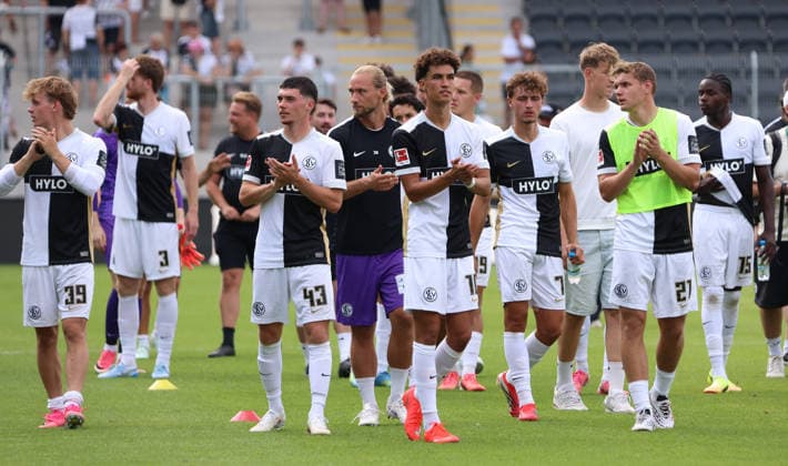 August 15, 2026, Soccer, Men s, Friendly Match, 2026–2027 Season, SV 07 Elversberg vs. FC Lorient, The SV 07 Elversberg players thank the fans after the game at the Elversberg Ursapharm Arena on Kaiserlinde, Saarland, Germany (DEU) Copyright: xFabianxKleerx