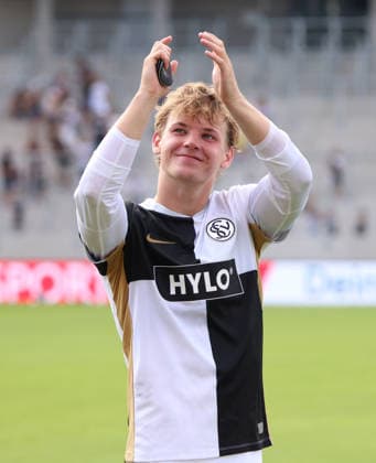 August 15, 2026, Soccer, Men s, Friendly Match, 2026–2027 Season, SV 07 Elversberg vs. FC Lorient, Cole Campbell SV 07 Elversberg thanks the fans at the Elversberg Ursapharm Arena on Kaiserlinde, Saarland, Germany (DEU) Copyright: xFabianxKleerx