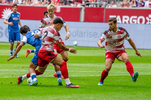August 15, 2026, xkkux, Soccer, Fortuna Düsseldorf vs. TSG 1899 Hoffenheim II, 3. Liga, MERKUR SPIEL ARENA, Matchday 2, 2026–2027 Season: Steven van der Sloot of Fortuna Düsseldorf 02 in a tackle against Yasin Zor of TSG Hoffenheim II. 10 DFB regulations prohibit any use of photographs as image sequences and or quasi-video. North Rhine-Westphalia, Germany