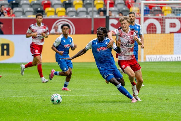 August 15, 2026, xkkux, Soccer, Fortuna Düsseldorf vs. TSG 1899 Hoffenheim II, 3. Liga, MERKUR SPIEL ARENA, Matchday 2, 2026–2027 Season: Blessing Makanda (TSG Hoffenheim II, No. 17) in a tackle against Elias Arden (Fortuna Düsseldorf, No. 34). DFB regulations prohibit any use of photographs as image sequences and or quasi-video. North Rhine-Westphalia, Germany