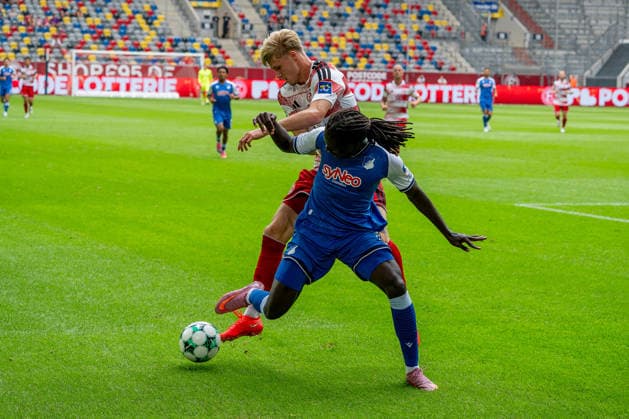 August 15, 2026, xkkux, Soccer, Fortuna Düsseldorf vs. TSG 1899 Hoffenheim II, 3. Liga, MERKUR SPIEL ARENA, Matchday 2, 2026–2027 Season: Blessing Makanda (TSG Hoffenheim II, No. 17) in a tackle against Felix Meiser (Fortuna Düsseldorf, No. 20). DFB regulations prohibit any use of photographs as image sequences and or quasi-video. North Rhine-Westphalia, Germany