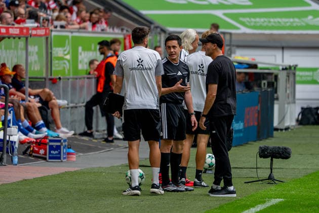 August 15, 2026, xkkux, Soccer, Fortuna Düsseldorf vs. TSG 1899 Hoffenheim II, 3. Liga, MERKUR SPIEL ARENA, Matchday 2, 2026–2027 season; Head Coach Alexander Ende of Fortuna Düsseldorf gesturing on the sideline next to the referee. DFB regulations prohibit any use of photographs as image sequences and or quasi-video. North Rhine-Westphalia, Germany