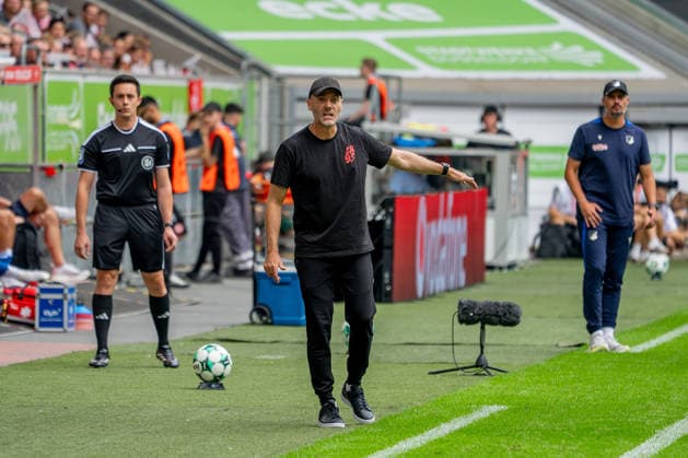 August 15, 2026, xkkux, Soccer, Fortuna Düsseldorf vs. TSG 1899 Hoffenheim II, 3. Liga, MERKUR SPIEL ARENA, Matchday 2, 2026–2027 season; Head Coach Alexander Ende of Fortuna Düsseldorf gesturing on the sideline; DFB regulations prohibit any use of photographs as image sequences and or quasi-video; North Rhine-Westphalia, Germany
