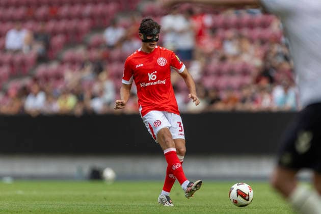 GER, Mainz, Soccer, Friendly Match, FSV Mainz 05 vs. AFC Bournemouth (pictured, from left): Fabio Gruber, FSV Mainz 05 03, in action with the ball, August 15, 2026, MEWA Arena Mainz DFL DFB REGULATIONS PROHIBIT ANY USE OF PHOTOGRAPHS AS IMAGE SEQUENCES AND OR QUASI-VIDEO, Copyright: HMBxMedia PaulxFritz