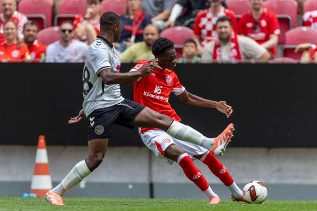 GER, Mainz, Soccer, Friendly Match, FSV Mainz 05 vs. AFC Bournemouth (pictured, from left): Bafode Diakite (AFC Bournemouth, 18), Rael Nakuzola (FSV Mainz 05, 47), Tackle, August 15, 2026, MEWA Arena, Mainz. DFL and DFB regulations prohibit any use of photographs as image sequences and or quasi-video, Copyright: HMBxMedia PaulxFritz