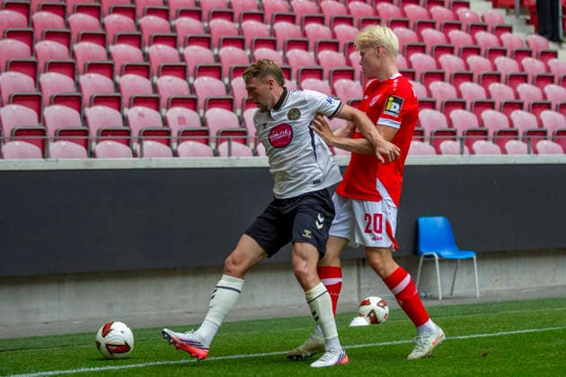 GER, Mainz, Soccer, Friendly Match, FSV Mainz 05 vs. AFC Bournemouth (pictured, from left): Adrien Truffert (AFC Bournemouth 03), Otto Ruoppi (FSV Mainz 05 20), tackle on August 15, 2026, MEWA Arena Mainz DFL DFB REGULATIONS PROHIBIT ANY USE OF PHOTOGRAPHS AS IMAGE SEQUENCES AND OR QUASI-VIDEO, Copyright: HMBxMedia PaulxFritz
