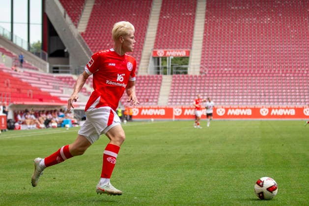 GER, Mainz, Soccer, Friendly Match, FSV Mainz 05 vs. AFC Bournemouth (pictured, from left: Otto Ruoppi, FSV Mainz 05 20, in action with the ball, August 15, 2026), MEWA Arena, Mainz; DFL and DFB regulations prohibit any use of photographs as image sequences and or quasi-video, Copyright: HMBxMedia PaulxFritz