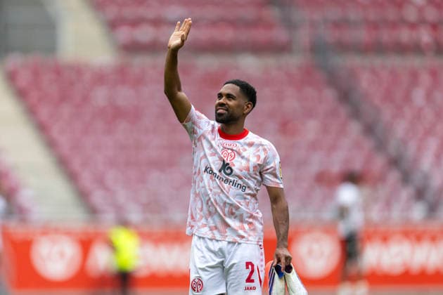 GER, Mainz, Soccer, Friendly Match, FSV Mainz 05 vs. AFC Bournemouth (pictured, from left: Phillipp Mwene, FSV Mainz 05 02, waving to the stands, August 15, 2026), MEWA Arena, Mainz; DFL; DFB; REGULATIONS PROHIBIT ANY USE OF PHOTOGRAPHS AS IMAGE SEQUENCES AND OR QUASI-VIDEO, Copyright: HMBxMedia PaulxFritz