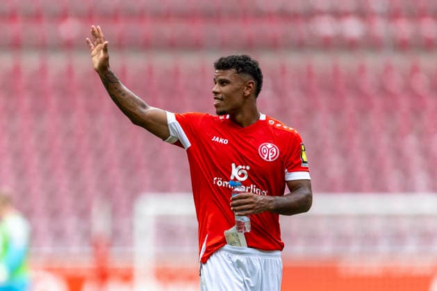 GER, Mainz, Soccer, Friendly Match, FSV Mainz 05 vs. AFC Bournemouth: Photo shows, from left to right, Ransford Koeningsdoerffer of FSV Mainz 05 (No. 11), smiling and waving toward the stands after the game on August 15, 2026, MEWA Arena, Mainz. DFL and DFB regulations prohibit any use of photographs as image sequences and or quasi-video, Copyright: HMBxMedia PaulxFritz