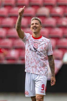 GER, Mainz, Soccer, Friendly Match, FSV Mainz 05 vs. AFC Bournemouth in the photo: from left, Phillip Tietz (FSV Mainz 05 09), smiling, looking in good spirits, giving a thumbs-up to the stands, Emotion 15 08 2026, MEWA Arena Mainz DFL DFB REGULATIONS PROHIBIT ANY USE OF PHOTOGRAPHS AS IMAGE SEQUENCES AND OR QUASI-VIDEO, Copyright: HMBxMedia PaulxFritz