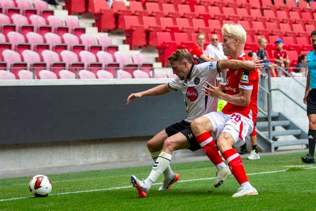 GER, Mainz, Soccer, Friendly Match, FSV Mainz 05 vs. AFC Bournemouth (pictured, from left): Adrien Truffert (AFC Bournemouth 03), Otto Ruoppi (FSV Mainz 05 20), tackle on August 15, 2026, MEWA Arena Mainz DFL DFB REGULATIONS PROHIBIT ANY USE OF PHOTOGRAPHS AS IMAGE SEQUENCES AND OR QUASI-VIDEO, Copyright: HMBxMedia PaulxFritz