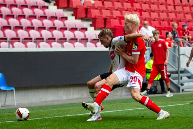 GER, Mainz, Soccer, Friendly Match, FSV Mainz 05 vs. AFC Bournemouth (pictured, from left): Adrien Truffert (AFC Bournemouth 03), Otto Ruoppi (FSV Mainz 05 20), tackle on August 15, 2026, MEWA Arena Mainz DFL DFB REGULATIONS PROHIBIT ANY USE OF PHOTOGRAPHS AS IMAGE SEQUENCES AND OR QUASI-VIDEO, Copyright: HMBxMedia PaulxFritz