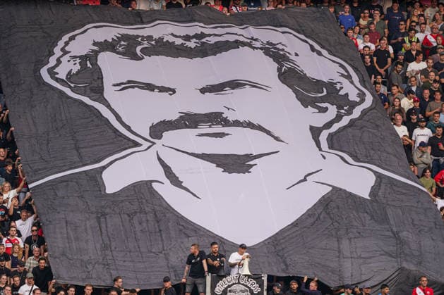 2026-8-15 FC Utrecht v AZ Alkmaar - Dutch Vriendenloterij Eredvisie UTRECHT, NETHERLANDS - AUGUST 15: a tribute to club legend Leo van Veen of FC Utrecht during the Dutch Vriendenloterij Eredvisie match between FC Utrecht and AZ Alkmaar at Stadion Galgenwaard on August 15, 2026 in Utrecht, Netherlands. Utrecht Stadion Galgenwaard Netherlands Content not available for redistribution in The Netherlands directly or indirectly through any third parties. Copyright: xAndrexWeeningx
