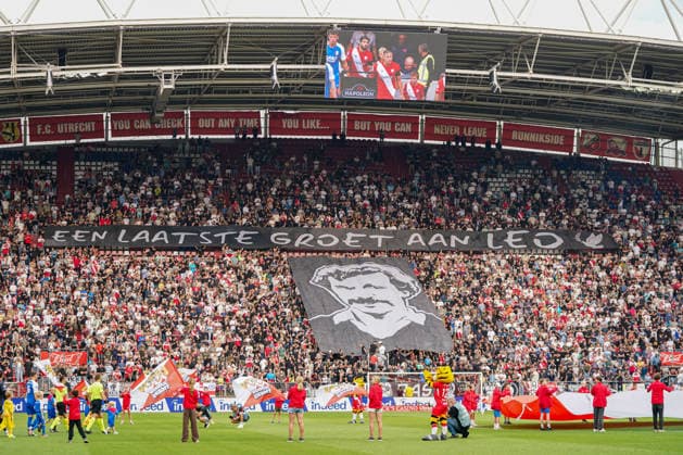 2026-8-15 FC Utrecht v AZ Alkmaar - Dutch Vriendenloterij Eredvisie UTRECHT, NETHERLANDS - AUGUST 15: a tribute to club legend Leo van Veen of FC Utrecht during the Dutch Vriendenloterij Eredvisie match between FC Utrecht and AZ Alkmaar at Stadion Galgenwaard on August 15, 2026 in Utrecht, Netherlands. Utrecht Stadion Galgenwaard Netherlands Content not available for redistribution in The Netherlands directly or indirectly through any third parties. Copyright: xAndrexWeeningx