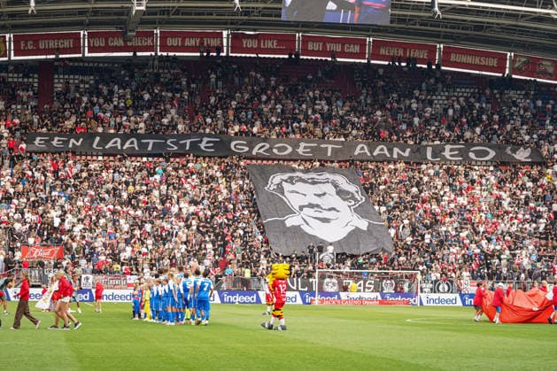 2026-8-15 FC Utrecht v AZ Alkmaar - Dutch Vriendenloterij Eredvisie UTRECHT, NETHERLANDS - AUGUST 15: a tribute to club legend Leo van Veen of FC Utrecht during the Dutch Vriendenloterij Eredvisie match between FC Utrecht and AZ Alkmaar at Stadion Galgenwaard on August 15, 2026 in Utrecht, Netherlands. Utrecht Stadion Galgenwaard Netherlands Content not available for redistribution in The Netherlands directly or indirectly through any third parties. Copyright: xAndrexWeeningx