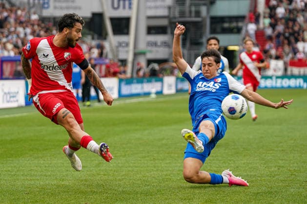 2026-8-15 FC Utrecht v AZ Alkmaar - Dutch Vriendenloterij Eredvisie UTRECHT, NETHERLANDS - AUGUST 15: Angel Alarcon of FC Utrecht battles for possession with Mateo Chavez of AZ Alkmaar during the Dutch Vriendenloterij Eredvisie match between FC Utrecht and AZ Alkmaar at Stadion Galgenwaard on August 15, 2026 in Utrecht, Netherlands. Utrecht Stadion Galgenwaard Netherlands Content not available for redistribution in The Netherlands directly or indirectly through any third parties. Copyright: xAndrexWeeningx